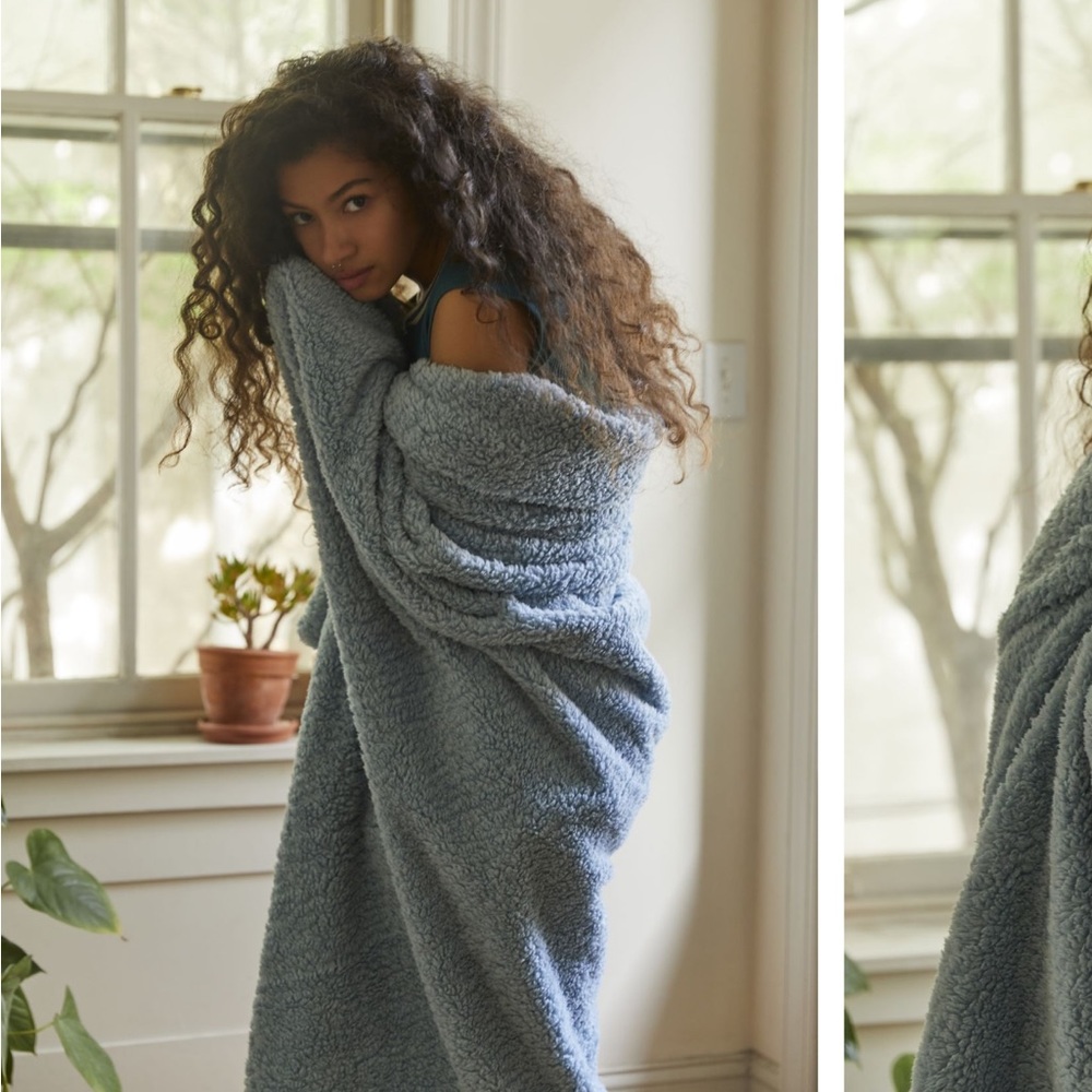 Urban Outfitters Amped Fleece Throw Blanket Blue